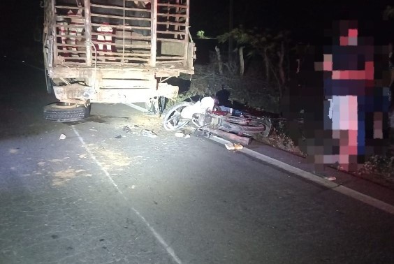 Motociclista morre após colidir com caminhonete parada em Canindé de São Francisco