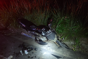 Acidente entre carro e moto deixa jovem ferido na SE-285, em Arauá