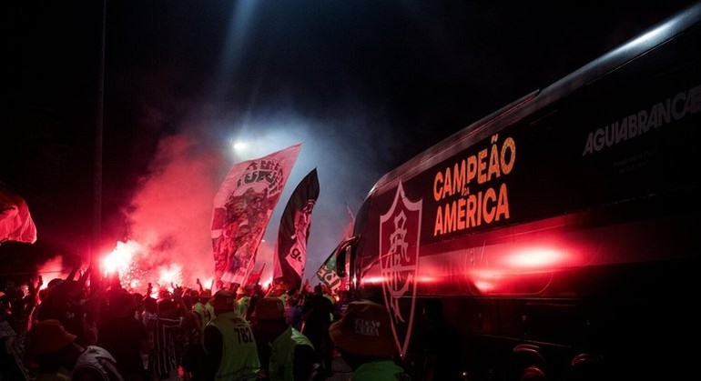Torcida faz 'AeroFlu' e Fluminense embarca para o Mundial na Arábia Saudita