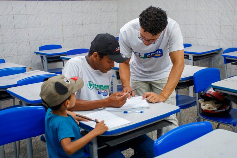 Programa de alfabetização abre matrículas em 42 municípios sergipanos; veja quais