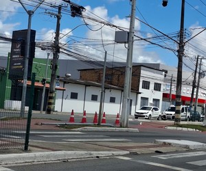 Trânsito é alterado após colisão e queda de semáforo no bairro Inácio Barbosa, em Aracaju
