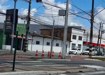 Trânsito é alterado após colisão e queda de semáforo no bairro Inácio Barbosa, em Aracaju
