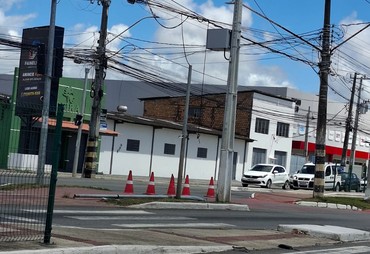 Trânsito é alterado após colisão e queda de semáforo no bairro Inácio Barbosa, em Aracaju