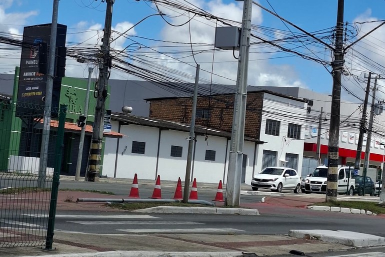 Trânsito é alterado após colisão e queda de semáforo no bairro Inácio Barbosa, em Aracaju