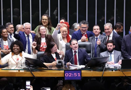 Câmara aprova PEC que acaba com escala 6×1