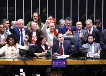 Câmara aprova PEC que acaba com escala 6×1