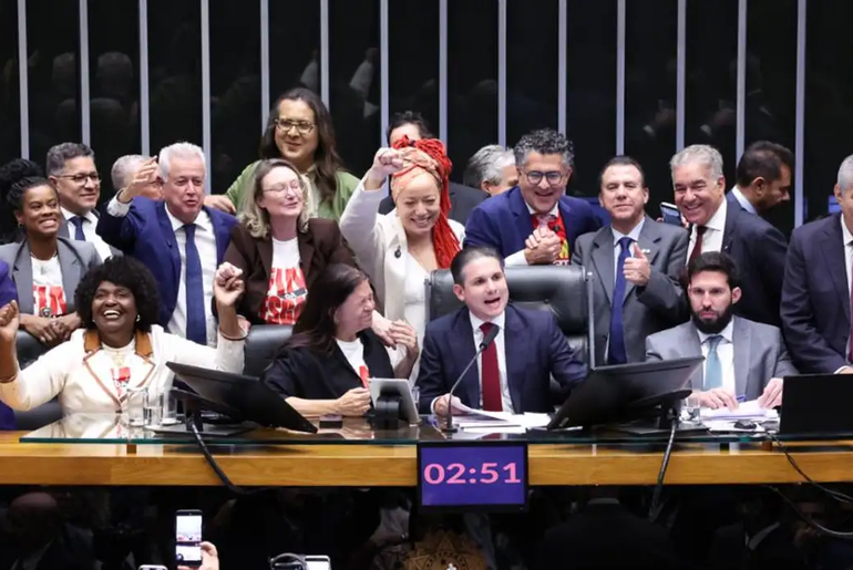 Câmara aprova PEC que acaba com escala 6×1
