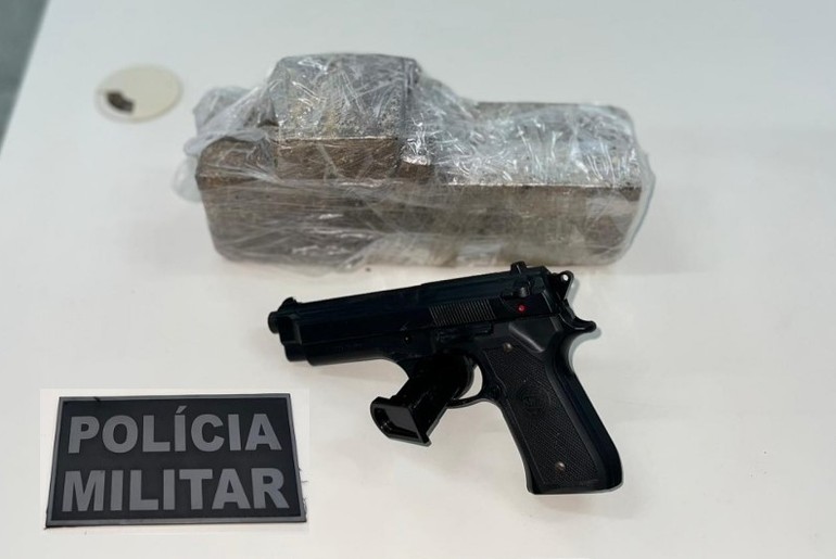 Polícia Militar de Sergipe apreende simulacro de pistola e quase 2 kg de drogas no Bairro Bugio