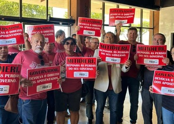 Auditores fiscais entram em greve e fazem protesto em frente à Alese