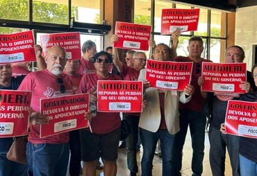 Auditores fiscais entram em greve e fazem protesto em frente à Alese