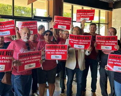 Auditores fiscais entram em greve e fazem protesto em frente à Alese