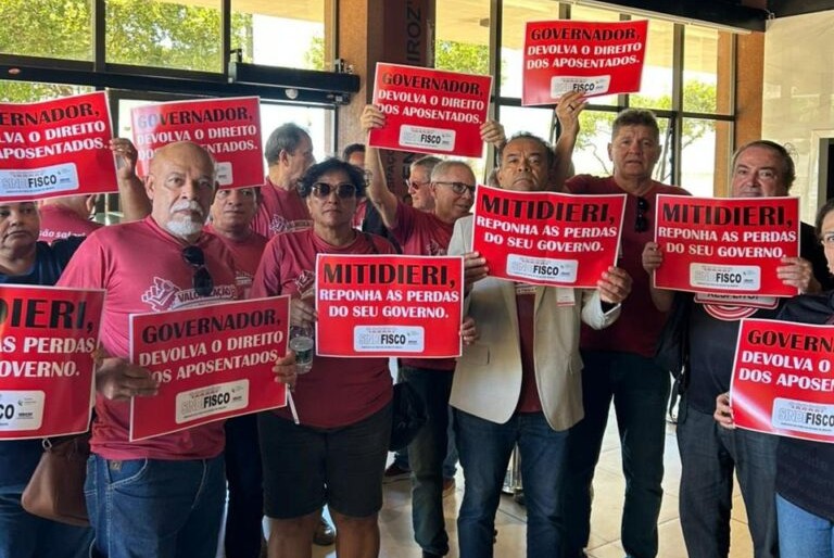 Auditores fiscais entram em greve e fazem protesto em frente à Alese