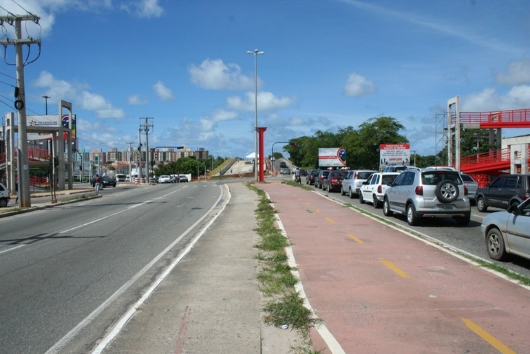 Obra provoca alteração no trânsito da maior avenida de Aracaju; confira bloqueios e rotas alternativas