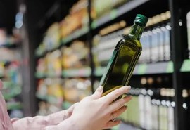 Anvisa proíbe azeite e suspende venda de outros alimentos no país