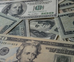 Dólar fecha abaixo de R$ 5 pela primeira vez em mais de dois anos