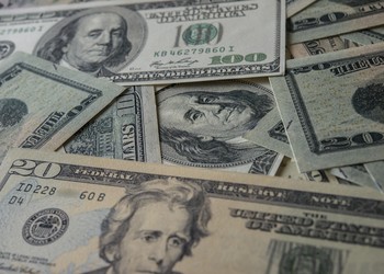 Dólar fecha abaixo de R$ 5 pela primeira vez em mais de dois anos