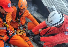 Idoso é resgatado após cair de telhado de imóvel no Centro de Aracaju