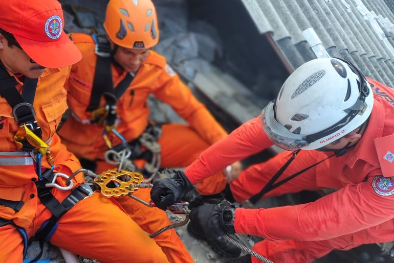 Idoso é resgatado após cair de telhado de imóvel no Centro de Aracaju
