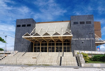 “Simples Assim” chega a Aracaju com humor afiado e reflexões sobre a vida moderna