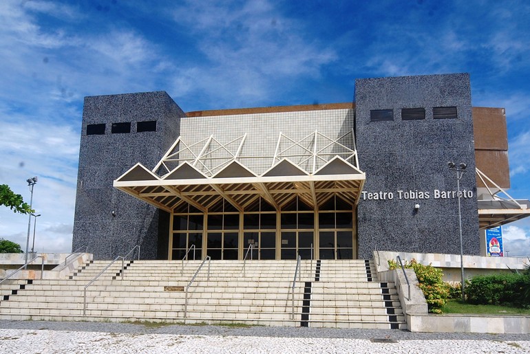 “Simples Assim” chega a Aracaju com humor afiado e reflexões sobre a vida moderna
