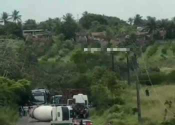Caminhão-tanque tomba e bloqueia rodovia SE-270 em Salgado