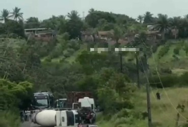 Caminhão-tanque tomba e bloqueia rodovia SE-270 em Salgado