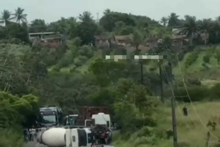 Caminhão-tanque tomba e bloqueia rodovia SE-270 em Salgado
