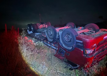 Caminhão capota após sair da pista e deixa um morto na SE-245, em Malhador