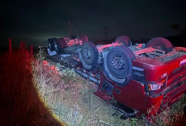 Caminhão capota após sair da pista e deixa um morto na SE-245, em Malhador