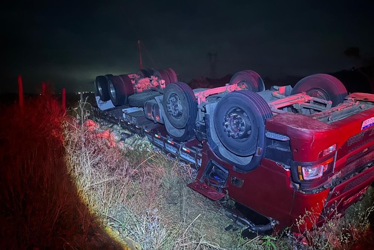 Caminhão capota após sair da pista e deixa um morto na SE-245, em Malhador