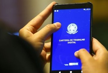 IBGE aponta crescimento no número de trabalhadores com carteira assinada
