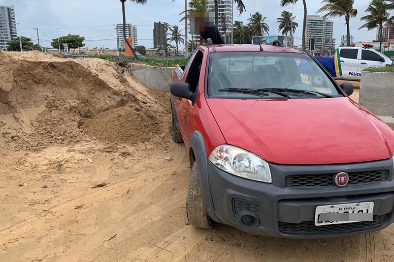 Homem é notificado por crime ambiental após retirar areia da Praia de Atalaia