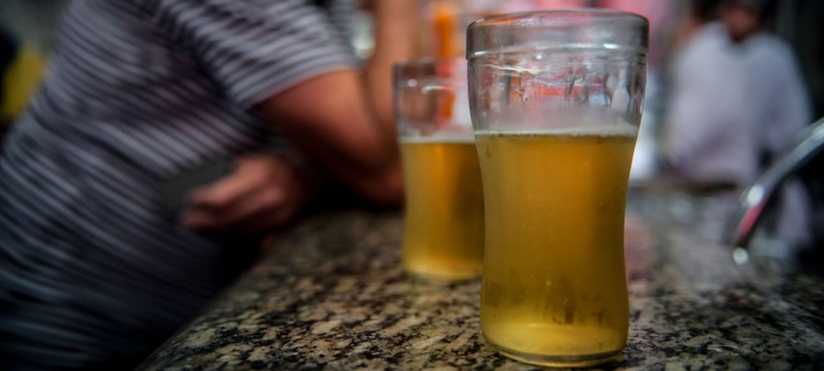 Cai o consumo de tabaco, mas aumenta o de bebida alcoólica, afirma IBGE