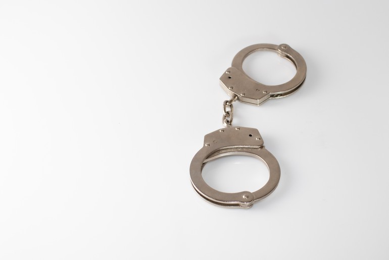 Homem é preso após agredir e ameaçar colocar fogo na casa de pai idoso em Malhador