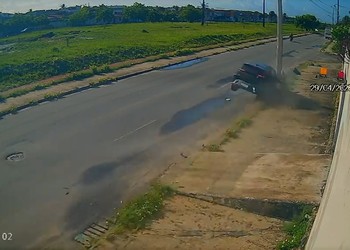VÍDEO; Carro perde controle e derruba poste no bairro Marivan, em Aracaju