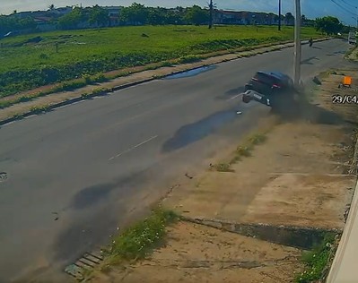 VÍDEO; Carro perde controle e derruba poste no bairro Marivan, em Aracaju