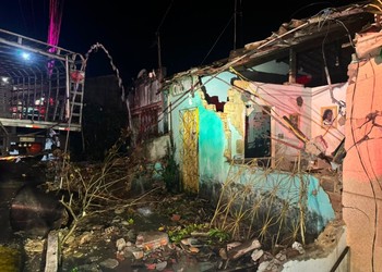 Caminhão carregado com botijões de gás atinge três casas em Itaporanga d’Ajuda