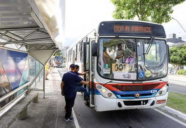 Percurso de ônibus é alterado durante a passagem do Bloco "Por Amor ao Iate"