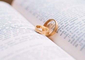 Vaticano reforça monogamia e critica poligamia e poliamor em nova nota doutrinária