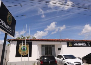 Mulher é presa suspeita de tráfico de drogas durante operação em Socorro