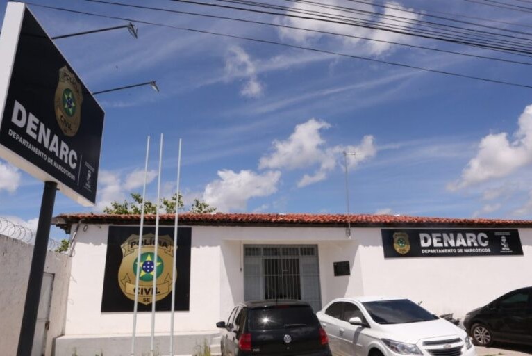 Mulher é presa suspeita de tráfico de drogas durante operação em Socorro