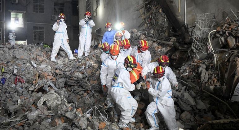 Número de mortos após desabamento de prédio na China sobe para 53