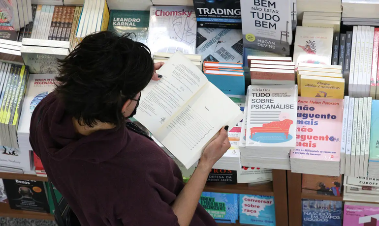 Edital premia R$ 30 mil para livros originais; saiba como participar