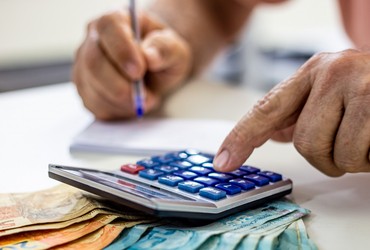 Juros elevados pressionam endividamento das famílias, aponta Novo Desenrola