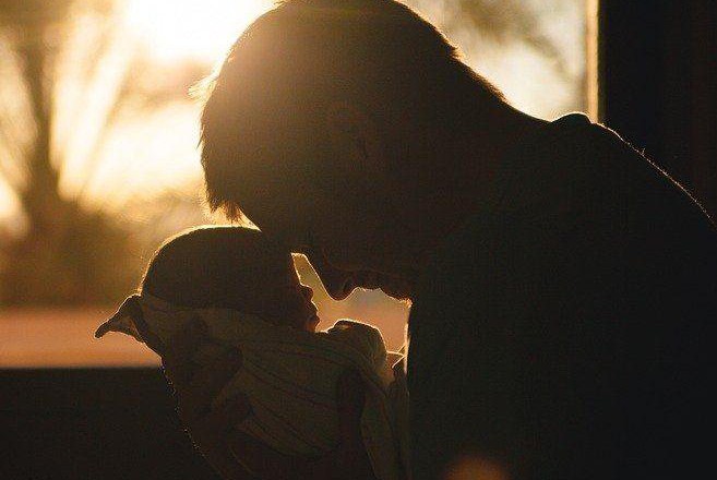 Senado aprova projeto que aumenta licença-paternidade; texto segue para sanção