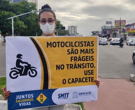 SMTT realiza ação educativa para conscientizar motociclistas sobre acidentes de trânsito em Aracaju