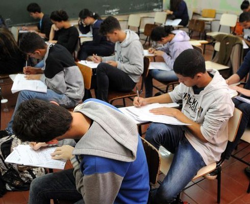 Abandono escolar dobra na rede pública de ensino, aponta Inep