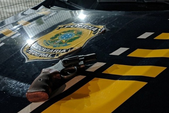 Motorista é preso com arma após dirigir em zigue-zague na BR-101, em Socorro