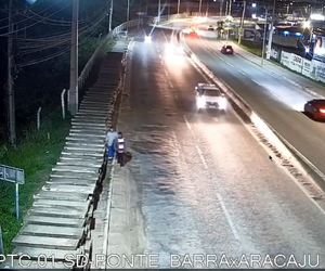 VÍDEO; Dupla é flagrada furtando cabos na Ponte Aracaju-Barra
