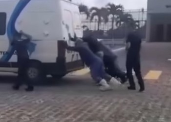 Policiais penais empurram van com presos após falha mecânica em Areia Branca